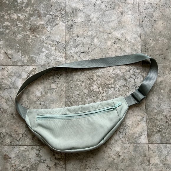 SHIPS FREE! Everlane Renew Transit Fanny Pack in Sold Out Light Blue - Picture 5 of 6